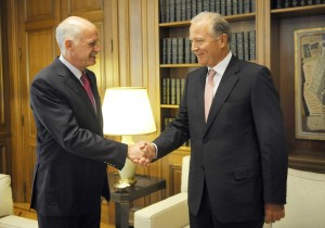 Il Primo Ministro George Papandreou (a sinistra) e il Governatore della Banca Centrale Greca (a destra), 2009